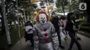 Peserta mengenakan kostum unik saat Parade Kostum Halloween di Mall Central Park, Jakarta, Sabtu (30/10/2021). Kegiatan ini juga akan diramaikan beragam makanan manis yang identik dengan makanan kecil dari kegiatan trick or treat dalam tradisi Halloween. (Liputan6.com/Johan Tallo)