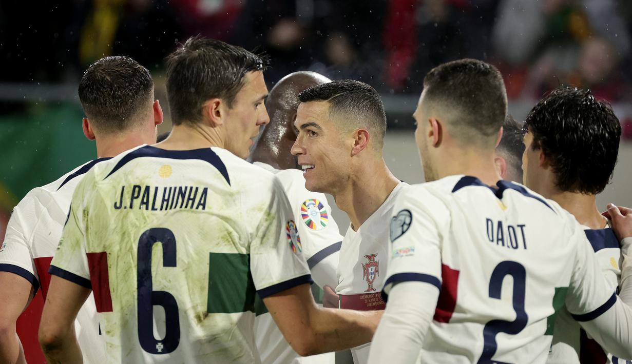 Kualifikasi Euro 2024 baru saja dimulai dengan menyajikan rata-rata dua laga tiap grupnya yang tersebar dalam 10 grup. Hasilnya, beberapa tim besar mampu unjuk kemampuan dengan menyapu bersih dua kemenangan yang dibarengi dengan jumlah gol besar. Namun ada pula kejutan yang dibuat tim yang tak diunggulkan seperti Skotlandia yang mampu mempecundangi Spanyol. Dari dua laga secara keseluruhan, tercatat ada 5 tim tersubur yang mampu mendulang banyak gol dan sementara memuncaki klasemen sementara. (AP Photo/Olivier Matthys)