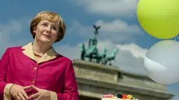 Perayaan ulang tahun ke 60 Kanselir Jerman, Angela Merkel, ditandai kemunculan patung lilin di depan gerbang Brandenburg di Berlin, (16/7/2014). (AFP PHOTO/Clemens Bilan)