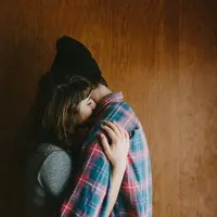 Selingkuh adalah pengkhianatan terbesar dalam sebuah hubungan, tapi dari sana kamu bisa mengambil banyak pelajaran. (Foto: glamor.com)