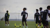 Penyerang sayap Timnas Indonesia Ronaldo Kwateh saat sesi latihan di Bali United Training Center. (Alit Binawan/Bola.com)