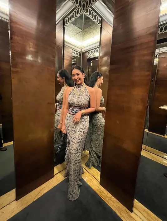 Salah satu momen yang mencuri perhatian adalah ketika Happy mengenakan halter dress batik. Sentuhan modern pada desain halter dress ini membuatnya tampak anggun dan memikat. Ia memadukan busana tersebut dengan kalung berlayer emas yang memberikan kesan glamor, membuktikan bahwa wastra Indonesia dapat tampil mewah dan berkelas di berbagai kesempatan. [@happysalma].