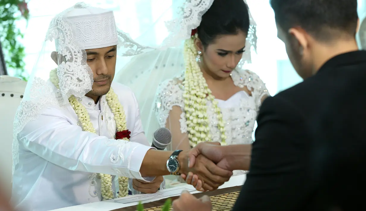 Hengky Kurniawan mengucapkan janji suci untuk sehidup semati dengan Sonya Fatmala (Galih W. Satria/bintang.com)