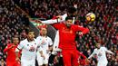  Pemain Liverpool, Emre Can (kanan), berduel dengan pemain Watford di Stadion Anfield pada laga lanjutan Premier League 2016-2017, Minggu (6/11/2016). (Action Images via Reuters/Jason Cairnduff)