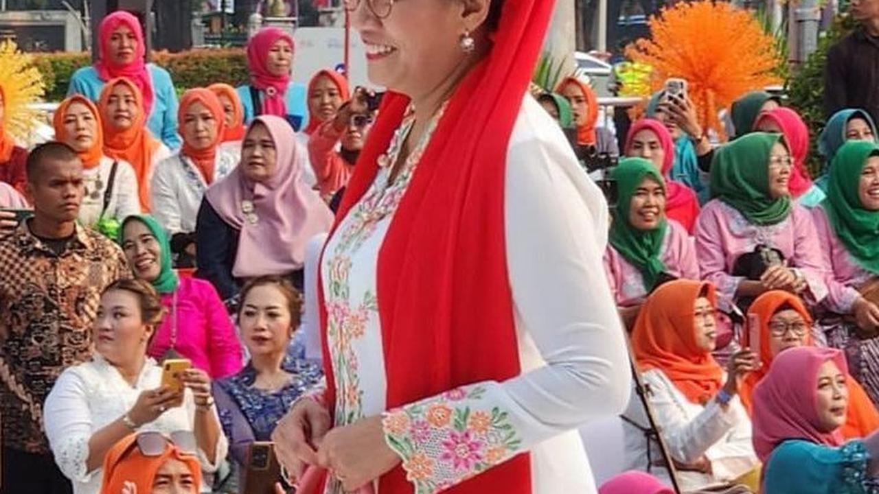 Anggunnya Sri Mulyani Berkebaya, Jadi Peragawati Lenggak Lenggok Depan Istana