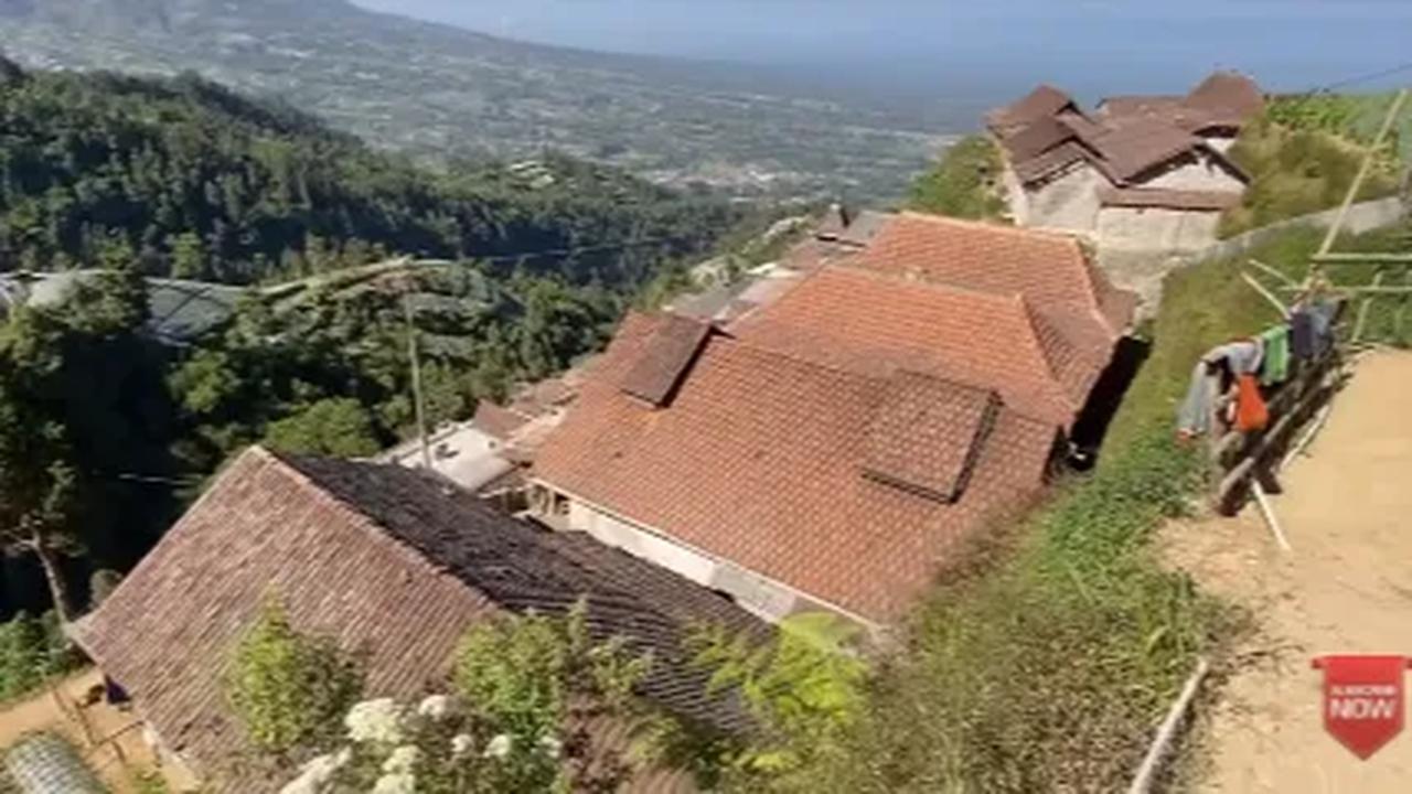 Meski berlokasi di tepian jurang dan lembah, namun jangan salah.