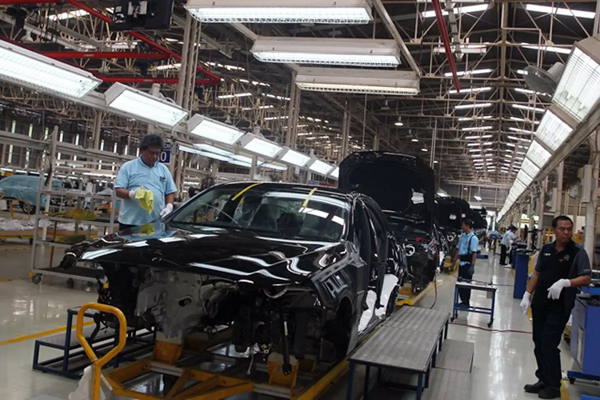 Melihat Proses Perakitan Mercedes-Benz di Bogor