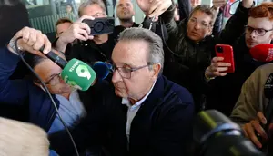 Para awak media mengelilingi mantan kepala wasit, Jose Maria Enriquez Negreira, saat ia meninggalkan pengadilan setelah memberikan kesaksian dalam kasus korupsi FC Barcelona yang sedang berlangsung, di Barcelona pada 19 Maret 2024. Tahun lalu, Barcelona dan beberapa mantan direktur juara Spanyol tersebut didakwa dengan suap setelah diduga melakukan pembayaran kepada mantan wakil presiden wasit Spanyol, yang memegang jabatan tersebut selama 25 tahun. Negreira diduga memperoleh lebih dari tujuh juta euro ($7,6 juta) dari Barcelona antara tahun 2001 dan 2018, melalui perusahaan yang diduga memproduksi laporan wasit, menurut klub tersebut. Jaksa Spanyol sedang berupaya untuk mengetahui apakah pembayaran Barcelona tersebut merupakan upaya untuk memengaruhi wasit, yang dibantah oleh Barcelona. (Pau Barrena/AFP)