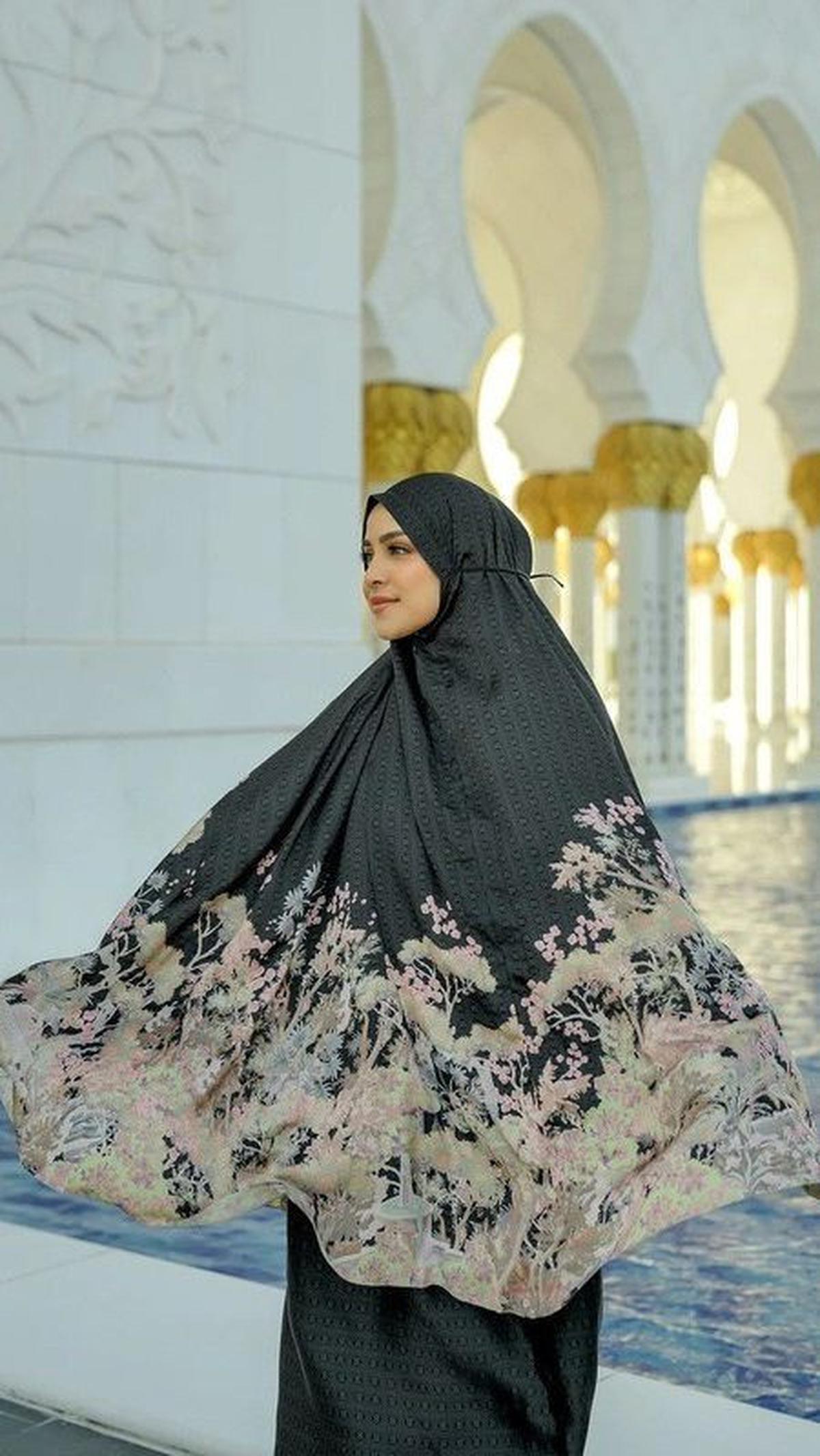 1. Al Qasr Prayer Robe: Eksklusif dan Berkelas