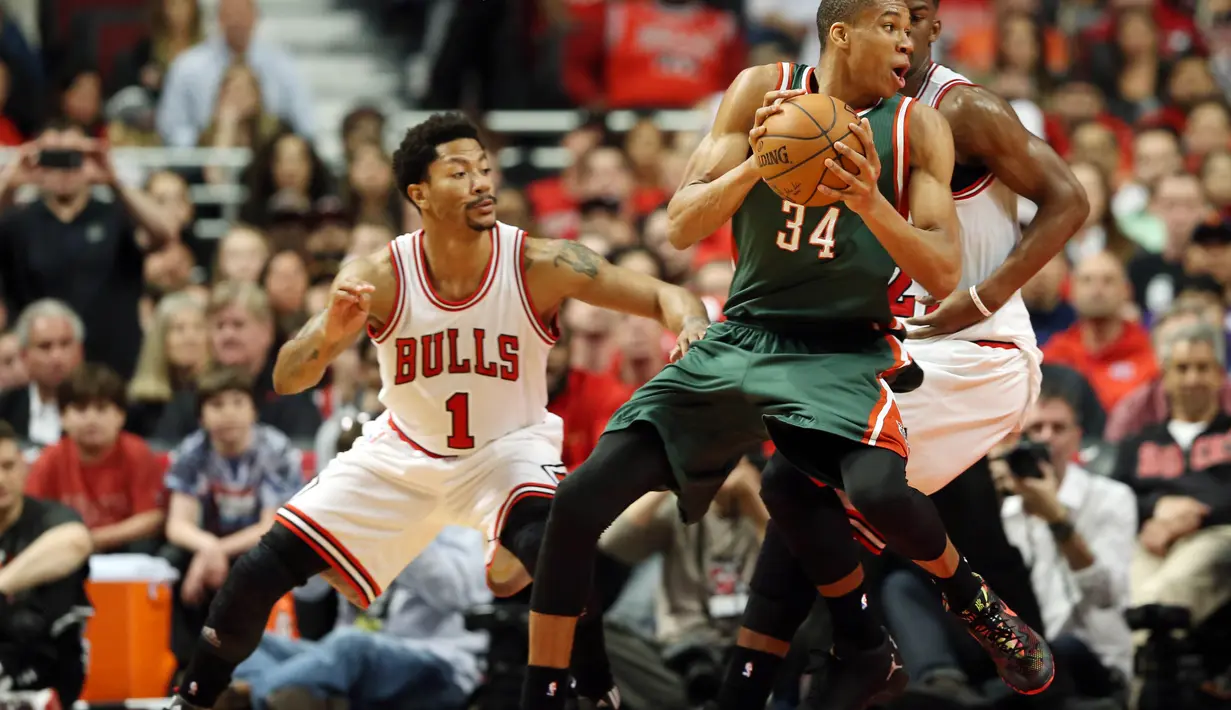 Derrick Rose memberi penjagaan ketat kepada guard Bucks, Jimmy Butler (Jerry Lai-USA TODAY Sports)