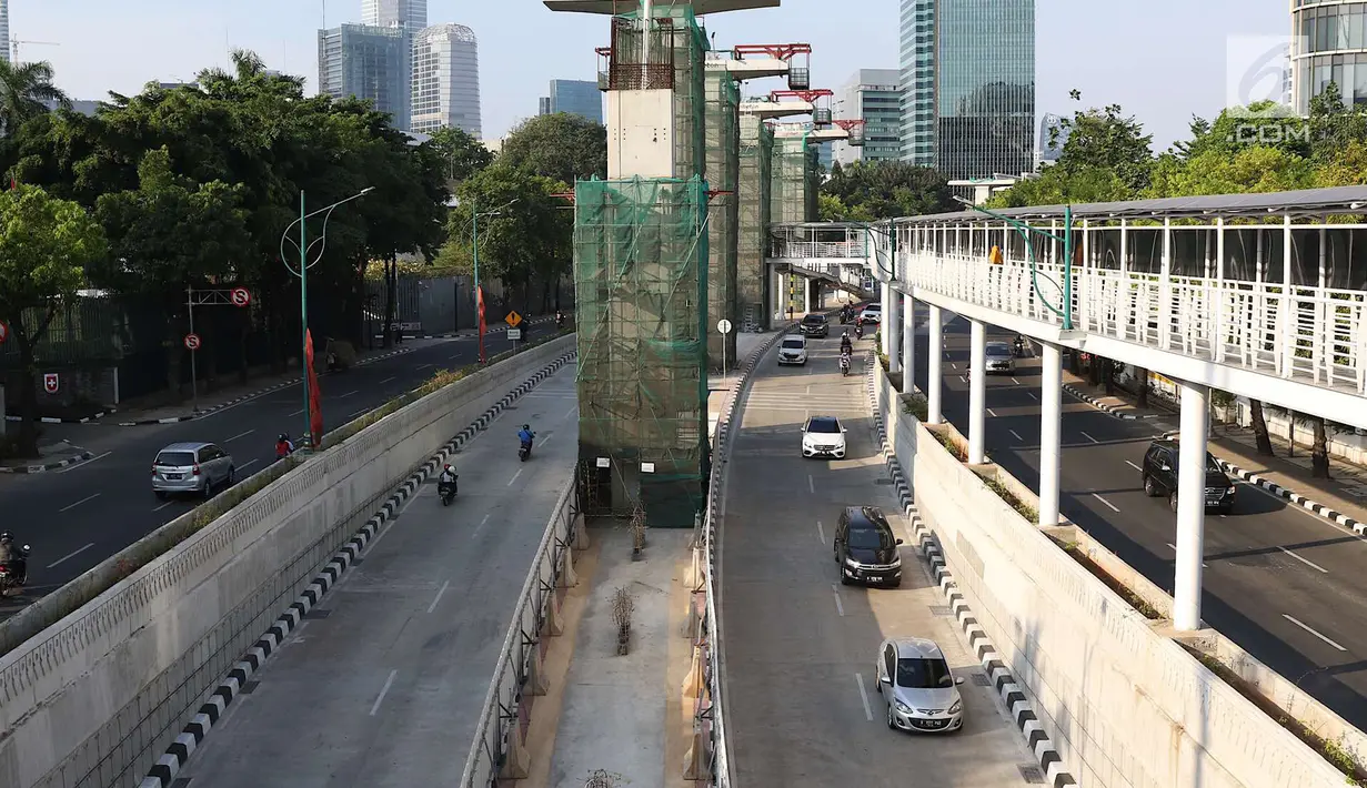 Kendaraan melintasi jalan protokol di Jakarta, Selasa (11/9). Libur tahun baru Islam yang dimanfaatkan warga Jakarta untuk berlibur menyebabkan kondisi lalu lintas Ibukota lebih lengang dibanding hari biasa. (Liputan6.com/Immanuel Antonius)