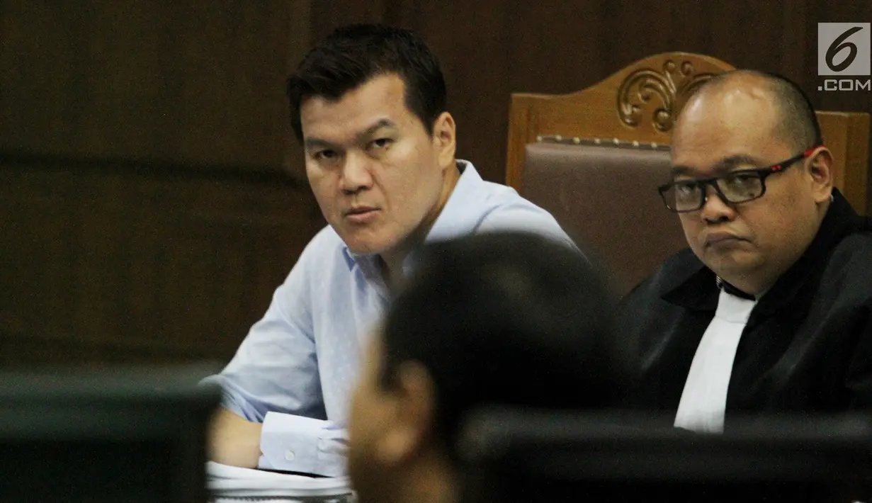 Andi Narogong mendengarkan penjelasan Setya Novanto saat sidang kasus korupsi e-KTP di Pengadilan Tipikor Jakarta, Jumat (3/11). Setnov bersaksi untuk terdakwa pengusaha Andi Agustinus alias Andi Narogong. (Liputan6.com/Helmi Afandi)