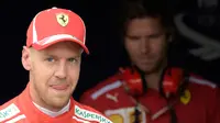 Pebalap Ferrari, Sebastian Vettel tersenyum setelah berhasil meraih meraih posisi start terdepan atau pole position saat sesi kualifikasi F1 GP di Sirkuit Hockenheim, Jerman, Sabtu (21/7). (AP Photo/Jens Meyer)