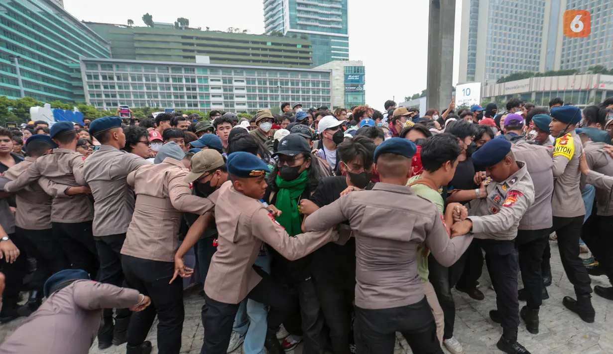 Sejumlah mahasiswa terlibat dorong mendorong saat menggelar aksi unjuk rasa di kawasan Bundaran HI, Jakarta, Rabu (28/10/2026). Mereka menyuarakan pemberantasan korupsi, kolusi, dan nepotisme (KKN), serta reformasi hukum. (KLY/Budy Santoso)