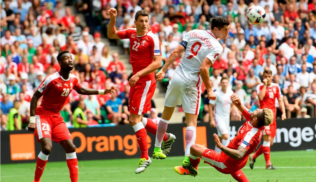 Perebutan bola antara pemain Polandia dan pemain Swiss pada babak 16 besar Piala Eropa 2016 di Stade Geoffroy-Guichard, Saint-Etienne, (25/6/2016). (EPA/Jean-Christophe Bott)