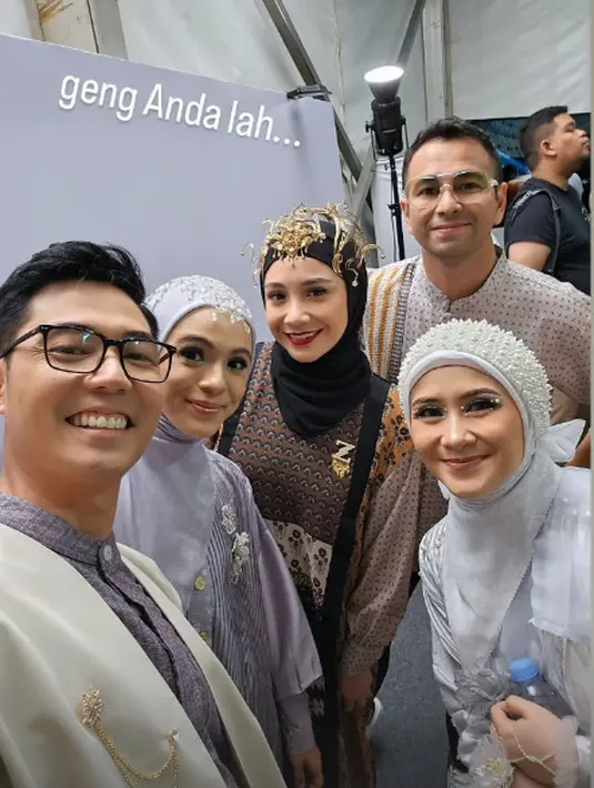 Nycta Gina tampak menawan dengan pleated dress dan hijab lavender. Sedangkan Kinos kenakan kemeja koko lavender dengan sleeveless outer cokelat [@kinosnoski]