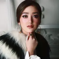 Dengan fashion item ini, kamu bisa jadi tampak lebih tinggi, lho. (Sumber foto: rantymaria/instagram)