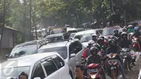 Kemacetan panjang sejumlah kendaraan melintasi jalur lingkar Nagreg, Jawa Barat, Sabtu (2/7). Kemacetan disebabkan bus pemudik yang mengalami kecelakaan hingga menutup sebagian jalur. (Liputan6.com/Immanuel Antonius)