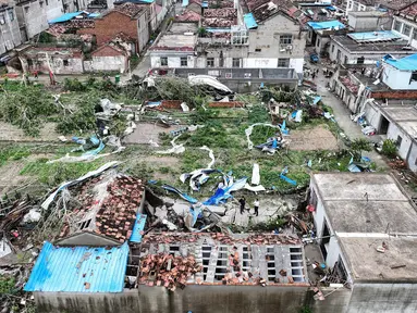 Foto udara menunjukkan bangunan yang rusak setelah tornado menghantam kota Suqian, di provinsi Jiangsu, China, Rabu 20 September 2023. (AFP/China OUT)