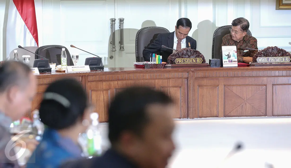 Presiden Jokowi didampingi Wapres Jusuf Kalla memimpin Sidang Kabinet Paripurna di Istana Kepresidenan, Jakarta,(2/11/2015). Sidang membahas APBN 2016, Persiapan Pilkada Serentak, dan Paket Kebijakan Ekonomi VI. (Liputam6.com/Faizal Fanani)