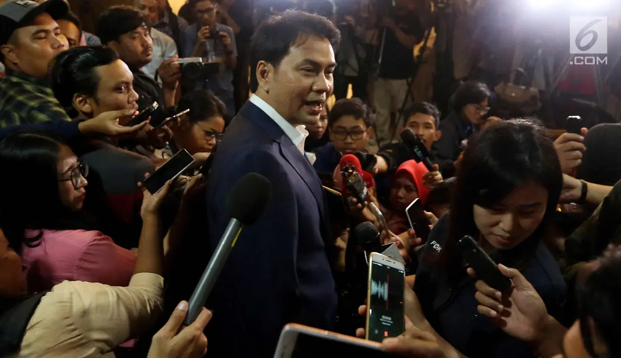 Ketua Banggar DPR Aziz Syamsuddin menjawab pertanyaan wartawan seusai mengikuti rapat Bamus di Kompleks Parlemen, Senayan, Jakarta, Senin (11/12). (Liputan6.com/Johan Tallo)