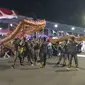 Pertunjukan barongsai menjadi pembuka gemerlap pembukaan Pekan Olahraga Kabupaten (Porkab) Garut 2024 di Lapang Kerkof, Garut, Jawa Barat, Jumat malam. (Liputan6.com/Jayadi Supriadin)