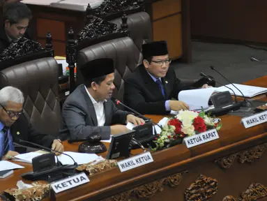 Wakil Ketua DPR Fachri Hamzah (tengah) saat memimpin Sidang Paripurna terkait peraturan UP2DP, Jakarta, Selasa (23/6/2015).  Meski menuai pro-kontra, peraturan mekanisme Dana Aspirasi akhirnya disahkan DPR. (Liputan6.com/Herman Zakharia)