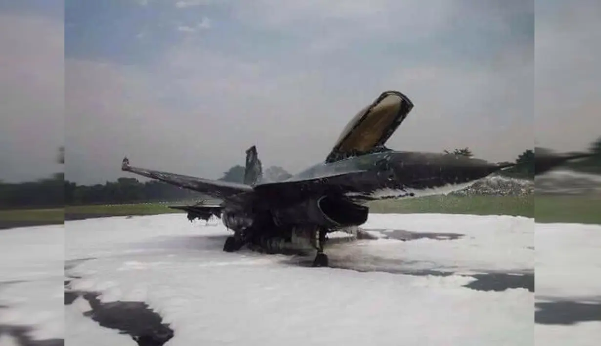 Petugas pemadam berhasil menjinakkan api di badan pesawat tempur F-16 yang gagal take off  di Lanud Halim Perdanakusuma, Jakarta, Kamis (16/4/2015). (twitter.com/argahantu) 
