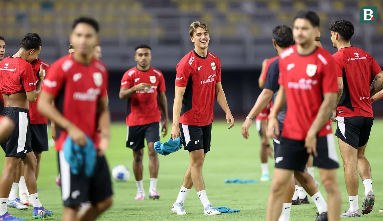 Pemain Timnas Indonesia, Mauro Zijlstra tampak dalam latihan resmi menjelang FIFA Matchday melawan Chinese Taipei di Stadion Gelora Bung Tomo, Surabaya, Kamis (04/09/2025). (Bola.com/Abdul Aziz)