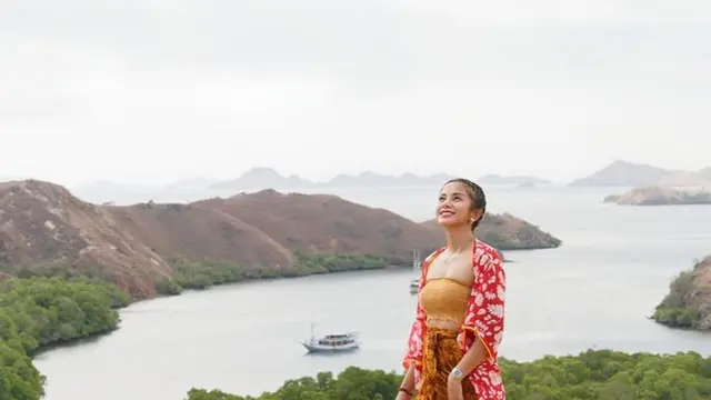 10 Potret Kirana Larasati Tampil Kekinian dan Modis dengan Kain Batik