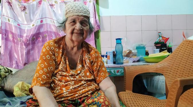 Darmina (78), nenek yang tinggal di Banyuasin Sumsel tak habis pikir dengan anak dan cucunya yang menggugatnya hanya perkara tanah warisan mendiang suaminya (Liputan6.com / Nefri Inge)