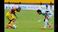 Penyerang Sriwijaya FC, Titus Bonai (kiri) saat mengontrol bola saat laga SCM Cup 2015 di Stadion Jakabaring, Palembang, Minggu (25/1/2015) Sriwijaya menang 2-1 atas Persela. (Liputan6.com/Johan Tallo)