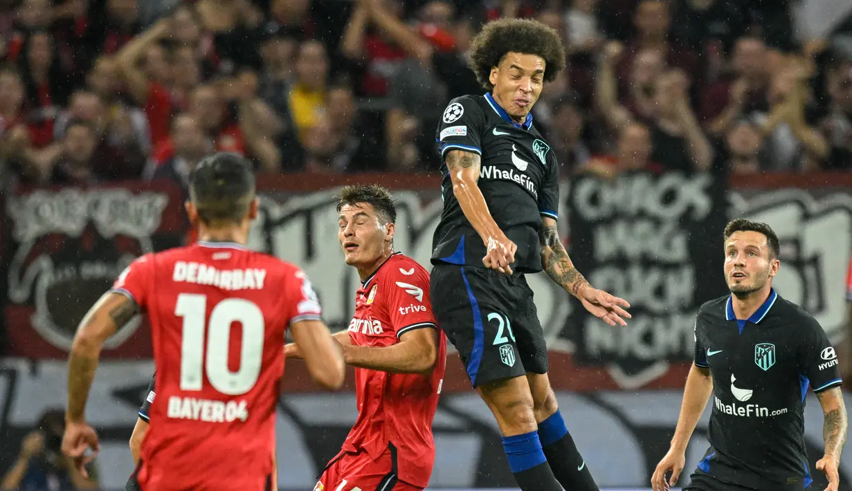 <p>Pemain depan Bayer Leverkusen Patrik Schick (tengah kiri) dan bek Atletico Madrid Axel Witsel (tengah kanan) berebut bola dalam matchday kedua Grup B Liga Champions di BayArena, Rabu (14/9/2022) dini hari WIB. Bertandang ke markas Bayer Leverkusen, Atletico Madrid tumbang dengan skor 0-2. (Photo by Sascha Schuermann / AFP)</p>
