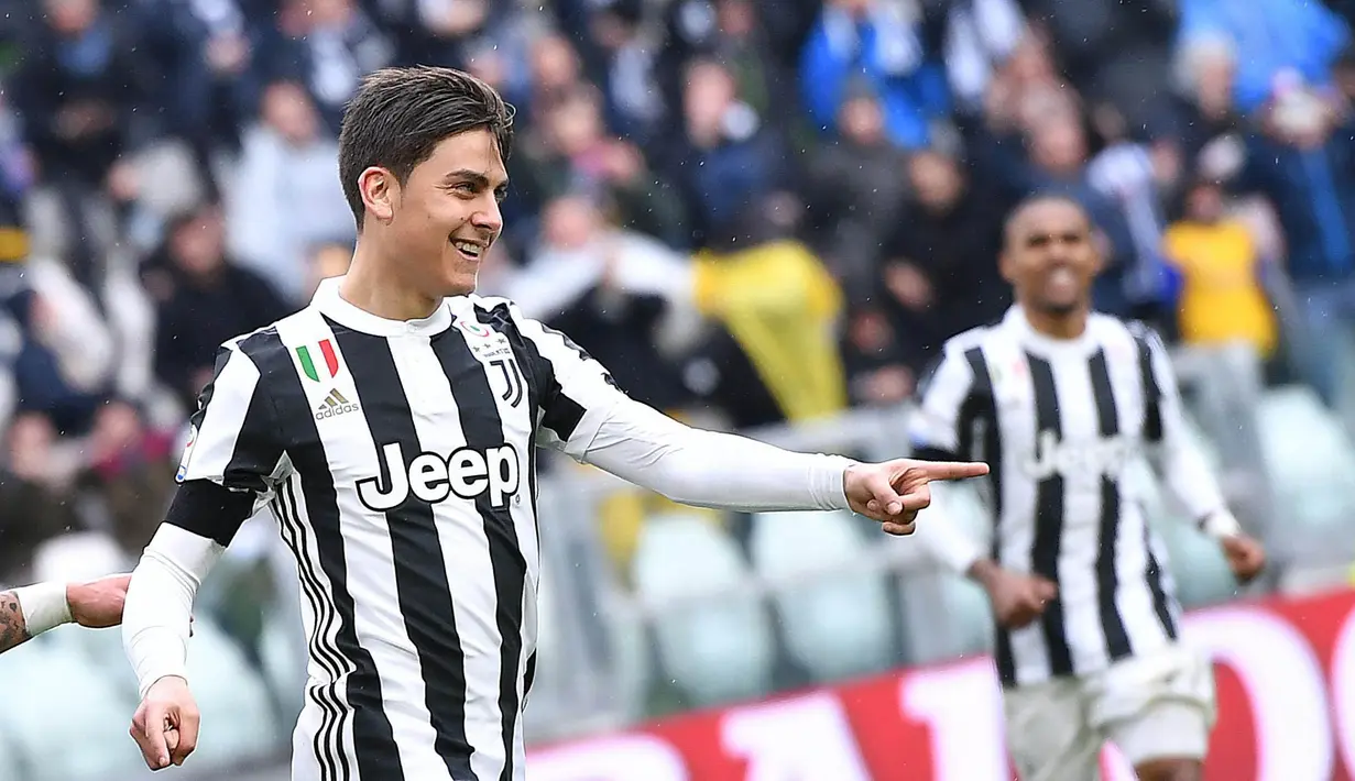 Striker Juventus, Paulo Dybala, melakukan selebrasi usai mencetak gol ke gawang Udinese pada laga Serie A di Stadion Allianz, Minggu (11/3/2018). Juventus menang 2-0 atas Udinese. (AP/Alessandro di Marco)