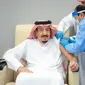 Raja Salman dari Arab Saudi disuntik vaksin COVID-19 Pfizer pada 8 Januari 2021 (Saudi Press Agency)