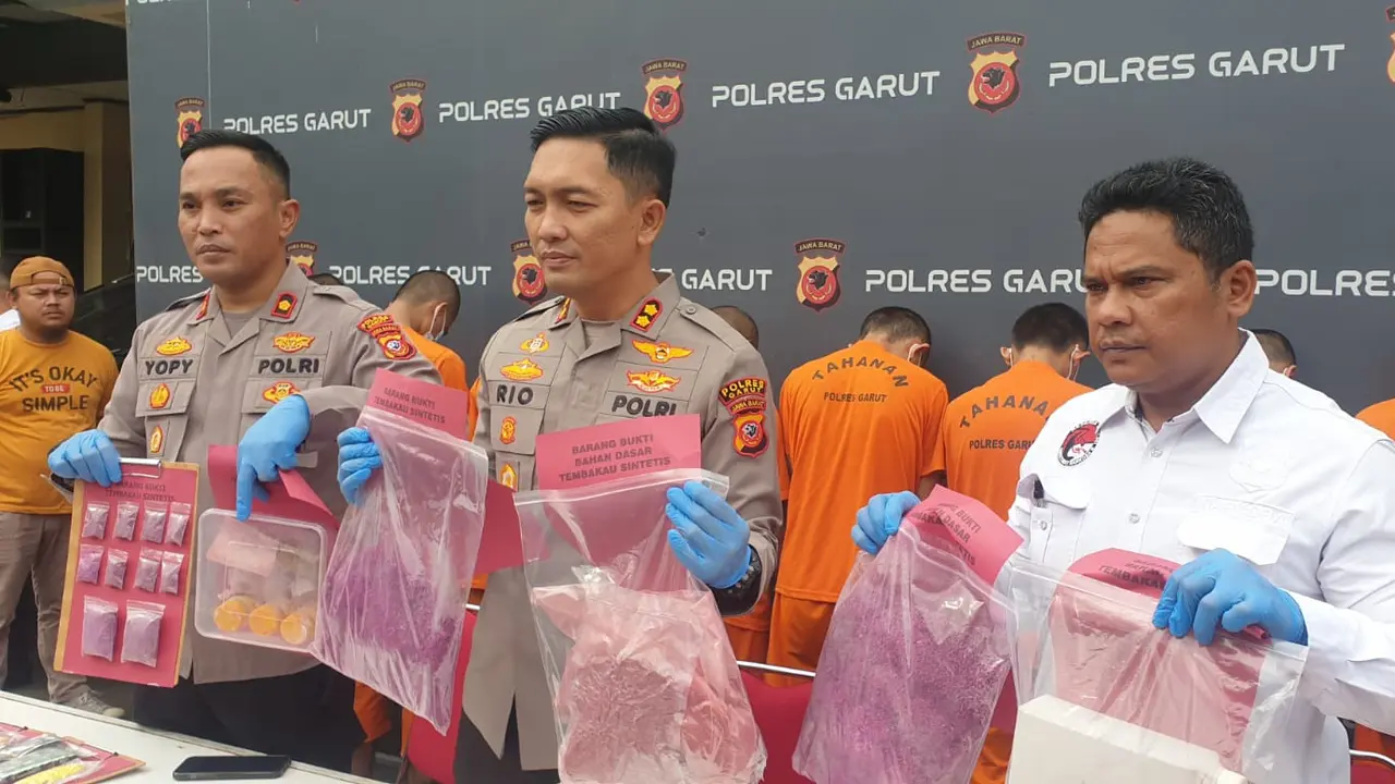 Kapolres Garut AKBP Rio Wahyu Anggoro, menunjukan beberapa barang bukti tembakau sintetis dalam rilis kasus di Mapolres Garut, Senin (10/4/2023). (Liputan6.com/Jayadi Supriadin)