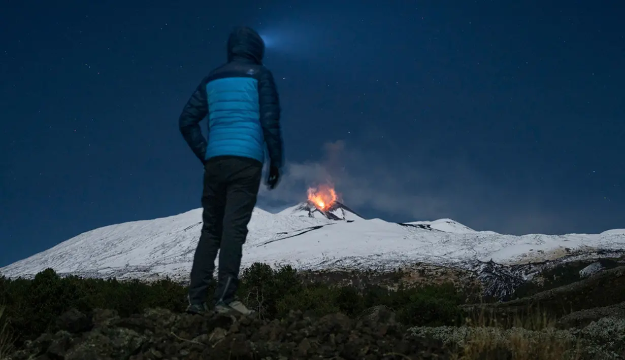 Gunung meletus yang terjadi selama beberapa minggu ke depan menewaskan lebih dari 20.000 nyawa, dan menyebabkan ribuan lainnya kehilangan tempat tinggal. Sebagian besar korban sebenarnya bisa menyelamatkan diri, tapi mereka memilih tinggal untuk upaya sia-sia demi menyelamatkan tempat tinggalnya. (AP Photo/Etnawalk, Giuseppe Di Stefano)