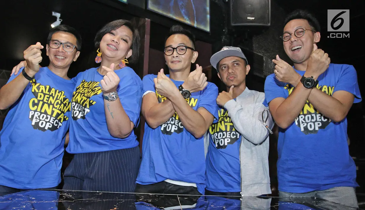 Para personil grup musik Project Pop berpose seusai jumpa pres singel terbaru Project Pop di kawasan Panglima Polim, Jakarta, Senin (13/11). Project Pop merilis singel terbarunya yang berjudul 'Kalahkan Dengan Cinta'. (Liputan6.com/Herman Zakharia)