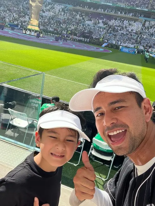 Menyaksikan langsung ajang Piala Dunia 2022, sang buah hati Rafathar terlihat begitu antusias. [Foto: instagram.com/raffinagita1717]