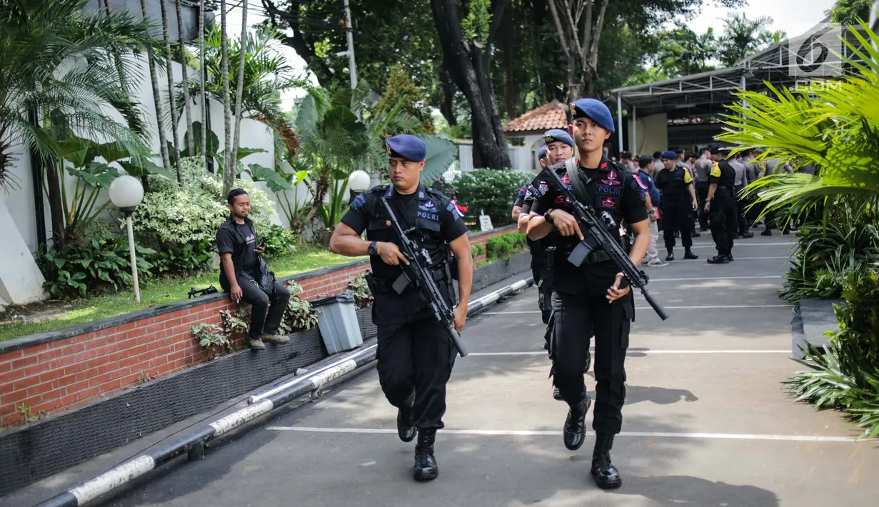 Sejumlah anggota kepolisian membawa senjata lengkap saat mengamankan Kantor Komisi Pemilihan Umum (KPU), Jakarta, Kamis (18/4). Hal tersebut dilakukan untuk mengantisipasi ancaman keamanan usai Pemilu 2019. (Liputan6.com/Faizal Fanani)