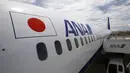 Bagian samping pesawat Boeing 787-9 Dreamliner sesaat sebelum melakukan penerbangan perdana di Bandara Haneda, Tokyo, Jepang, (4/8/2014). (REUTERS/Yuya Shino)