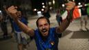 Pendukung Italia merayakan kemenangan di Brussels, Belgia pada Senin (12/07/2021), setelah Italia berhasil mengalahkan Inggris pada Final Euro 2020 yang berlangsung di Stadion Wembley, London, Inggris. Italia mengalahkan Inggris 3-2 dalam adu penalti setelah bermain imbang 1-1. (AP/Francisco Seco)