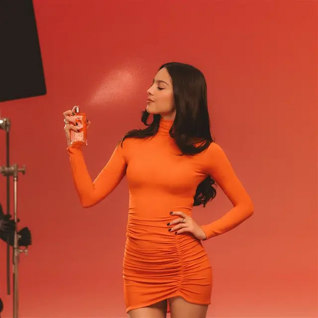 Wangi Memikat Olivia Rodrigo, Rahasia Elegan dengan Sentuhan Idôle Peach ‘N Roses