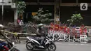 Suasana jalan di kawasan Pasar Tanah Abang, Jakarta, Jumat (27/3/2020). Sebagai upaya pencegahan penularan virus Corona COVID-19, Perumda Pasar Jaya menutup sementara aktivitas perdagangan di Pasar Tanah Abang Blok A, B dan F terhitung 27 Maret hingga 5 April 2020. (Liputan6.com/Helmi Fithriansyah)