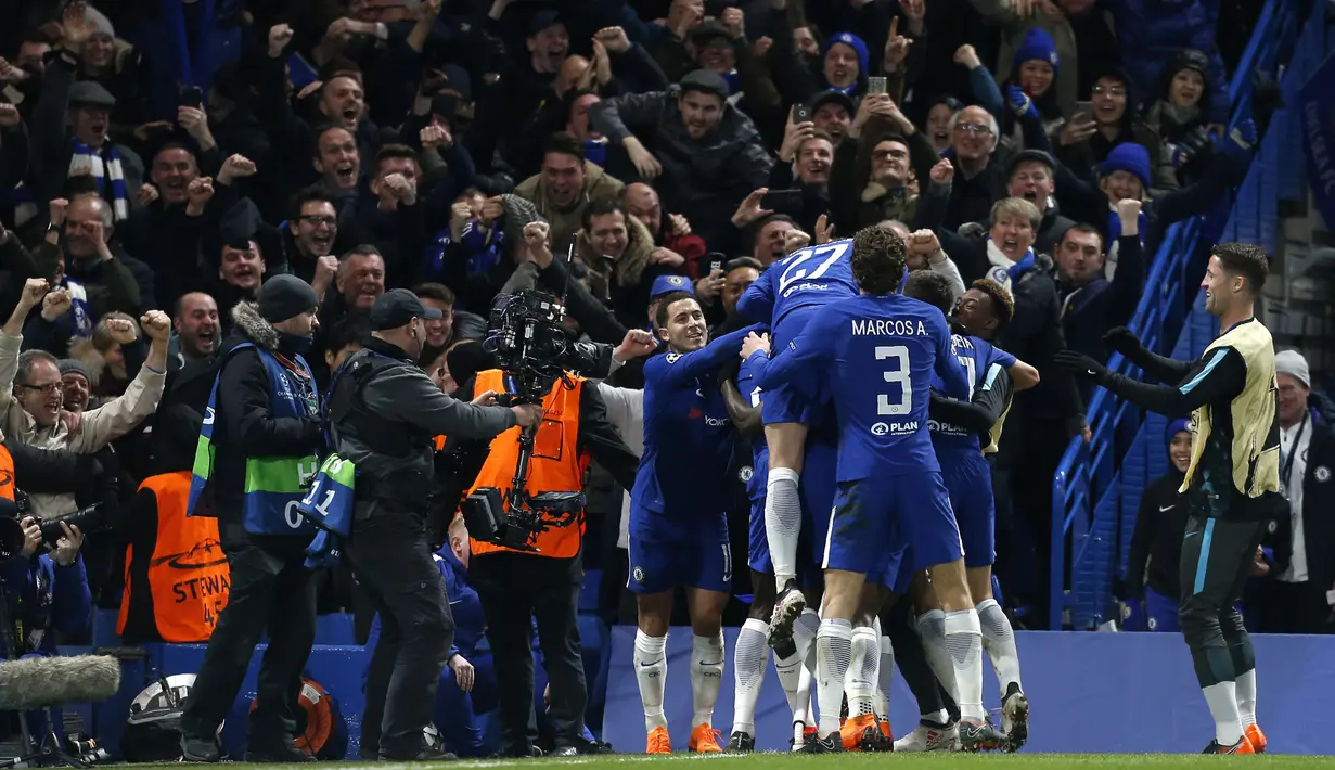 Para pemain Chelsea merayakan gol yang dicetak Willian ke gawang Barcelona pada laga Liga Champions di Stadion Stamford Bridge, London, Selasa (20/2/2018). Chelsea sementara unggul 1-0 atas Barcelona. (AFP/Ian Kington)