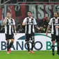 Bintang Juventus, Cristiano Ronaldo berselebrasi usai menciptakan gol kedua bagi Juventus ke gawang AC Milan pada lanjutan laga serie a yang berlangsung di stadion San Siro, Milan (12/11). Juventus menang 2-0. (AFP/Marco Bertorello)