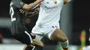 Bek AS Roma Riccardo Calafiori berebut bola dengan penyerang Zorya Luhansk, Vladyslav Kabaiev pada lanjutan matchday kedua Grup C Liga Konferensi Eropa, Jumat (1/10/2021) dini hari WIB. AS Roma menang meyakinkan 3-0. (AP Photo/Oleg Kozin)