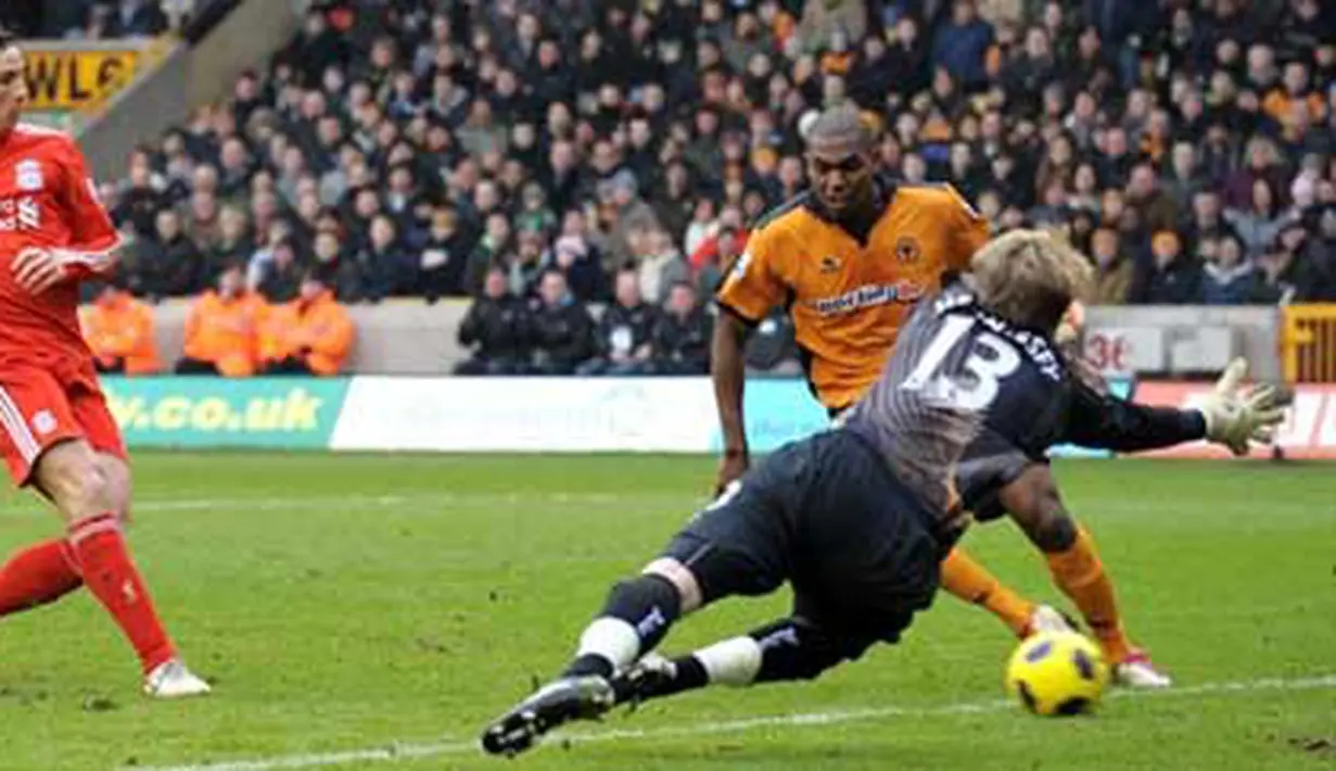 Striker Liverpool Fernando Torres (kiri) membuka kemenangan 3-0 atas Wolverhampton Wanderers pada partai Liga Premier di Molineux Stadium, 22 Januari 2011. AFP PHOTO/ANDREW YATES