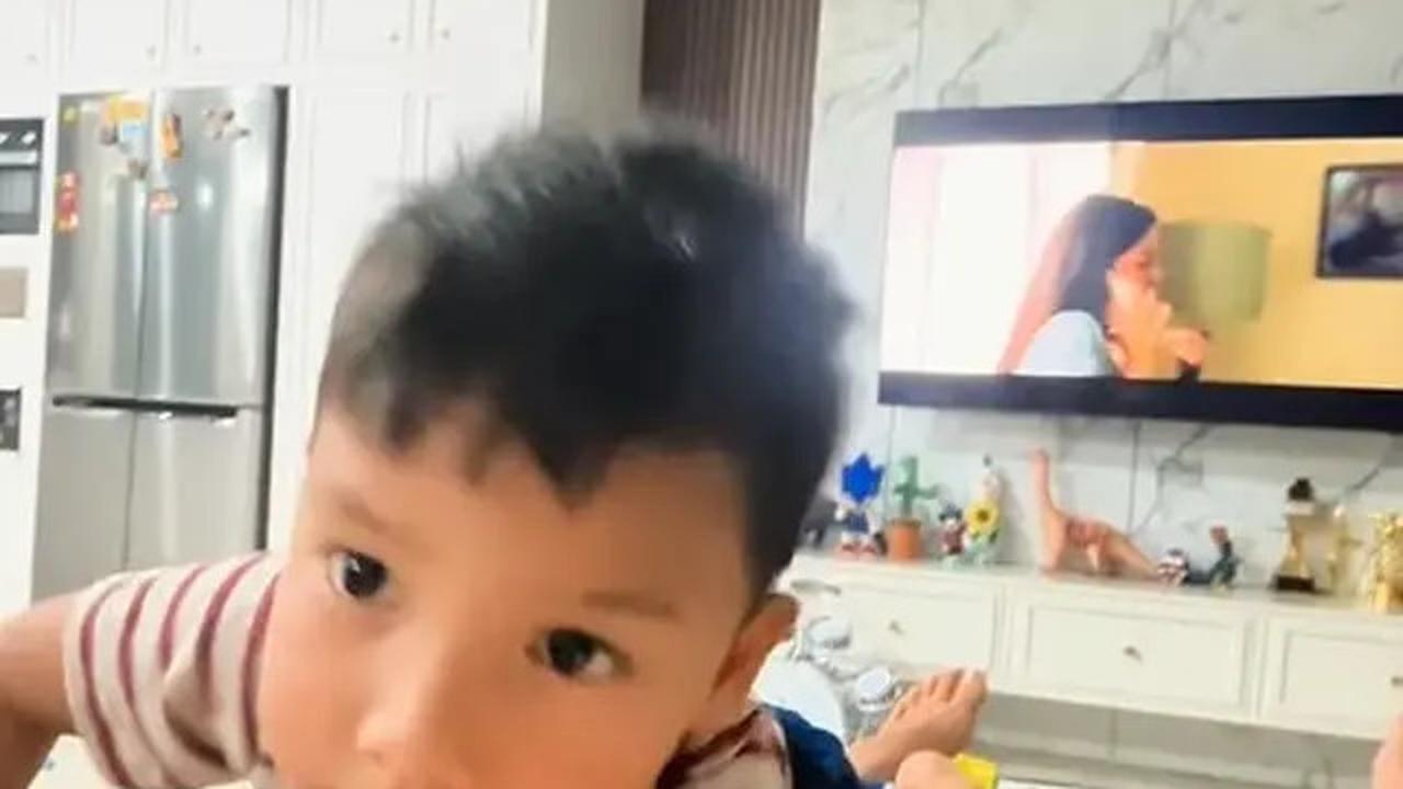 Potret Ruang TV di Rumah Arie Kriting dan Indah Permatasari, Langsung Terhubung dengan Dapur