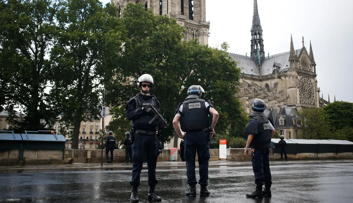 Petugas kepolisian menutup akses menuju Katedral Notre-Dame di Paris setelah aksi penyerangan, Selasa (6/6). Kepolisian Paris menembak seorang pria yang mencoba menyerang perwira polisi di kawasan Katedral Notre Dame. (AP Photo/Matthieu Alexandre)
